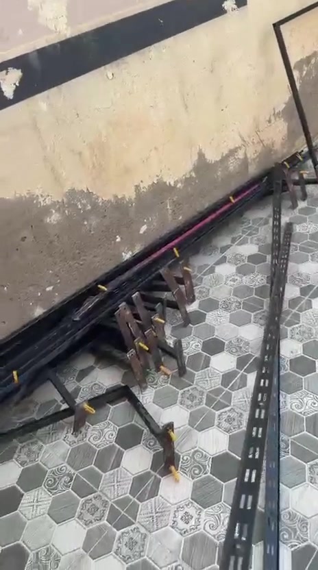 سلام عليكم فتحنه محل وشهر وعزنه وبقن رفوف وراصطات مال ملابس ورفوف ولي يريدهن يتواصل ويايه على هاذه الرقم***********0مكاني بعقوبه كاطون الرازي قرب مرطبات البلور 125وبيهن مجال قليل كلش
