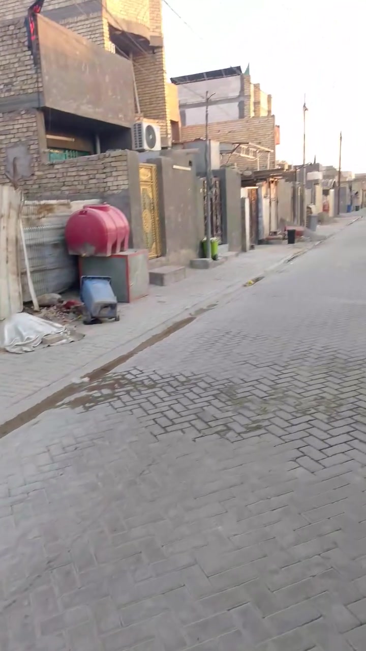 مشتمل للبيع في سبع قصور شارع ابو علي فرع جامع الحمزه سند 25 غرفتين وحده فوك وحده جوه ماء كهرباء مجاري ماطور تانكي مي البيت فارغ وتم نتزيل السعر 25 للشراي لتواصل ***********

