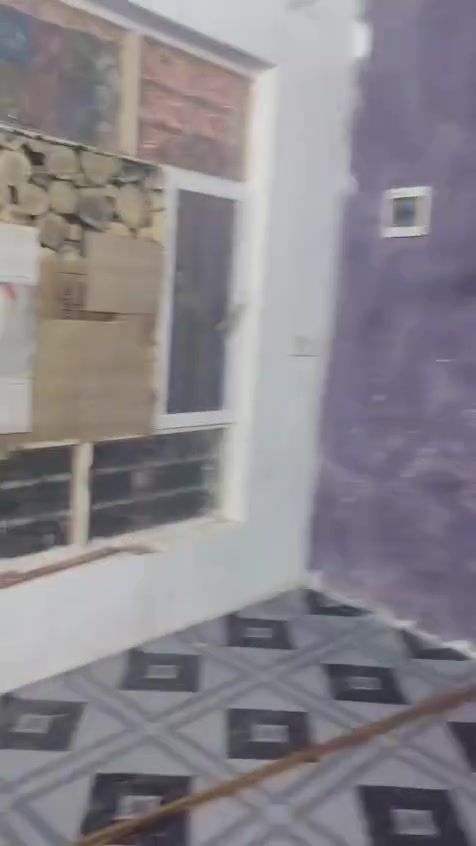 السلام عليكم عندي مشتمل تجاوز للبيع مساحه ١٢٠ الستقف سندويج غرفة نوم و هول و مطبخ ترك على طول البيت بي صحيات داخليه و صحيات خارجيه و بي حديقه  الله شاهد عليه امان ومحد يفلش الارض ماخذيها من سنه ٢٠٠٤ و البناء نضامي المكان بابل الحصوه حي عداي الشارع الاول باقي التفاصيل تصل على رقم  ***********

