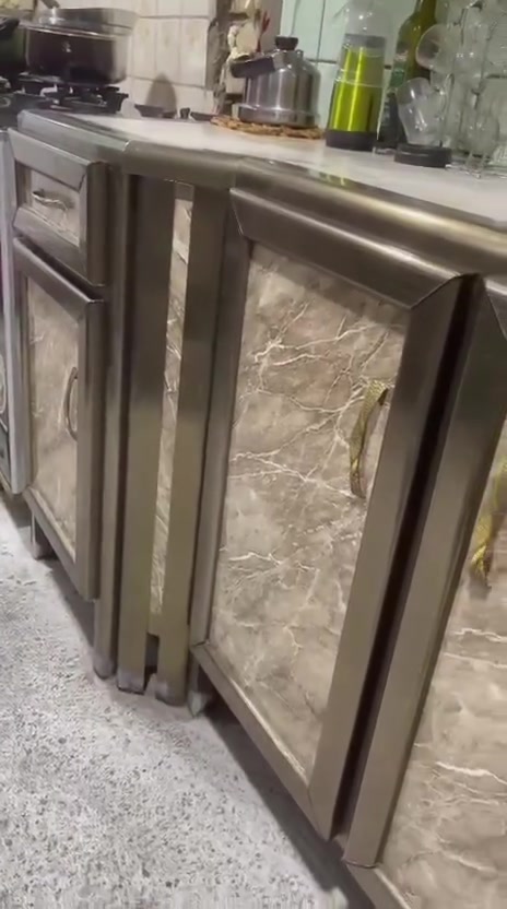 من رخصة الادمن 
عندي كاونتر للبيع طول السنك ١٥٠ 
و طول الكاونتر مترين مع الملحلق 
السعر ٣٠٠ وبي مجال 
للاستفسار ***********
