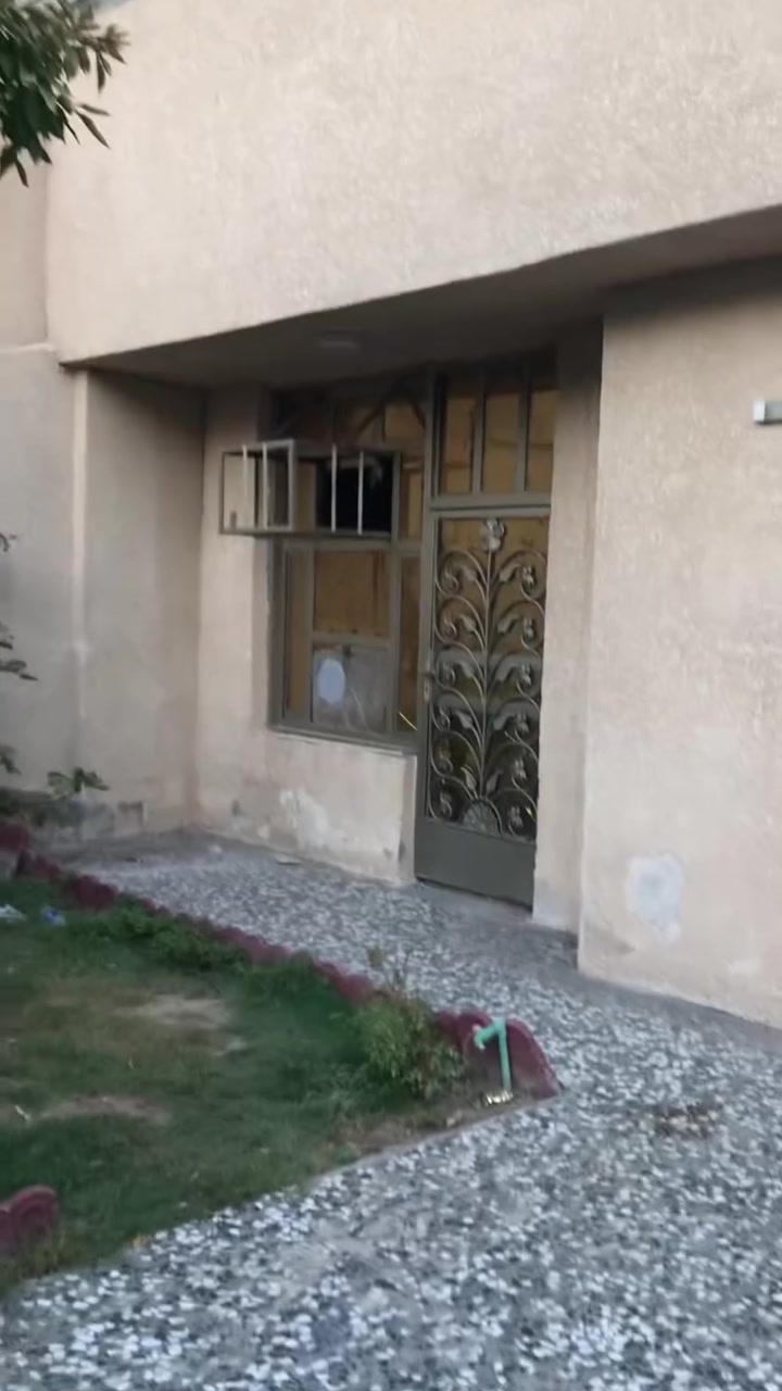 السلام عليكم  دار للبيع مساحه ٢٠٠م الواجهه ١٠ م نزال ٢٠ م مسلح طابقين  الكماليه قرب مدرسة السد العالي يحتوي على كراج استقبال مطبخ هول غرفة نوم خدمات والثاني ٣ ثلاث غرف نوم وخدمات السعر ٢٥٥مليون بي مجال المراجعه مع مكتب دلالية ابو فراس العتابي *********** وابو محمد الشمري ***********

