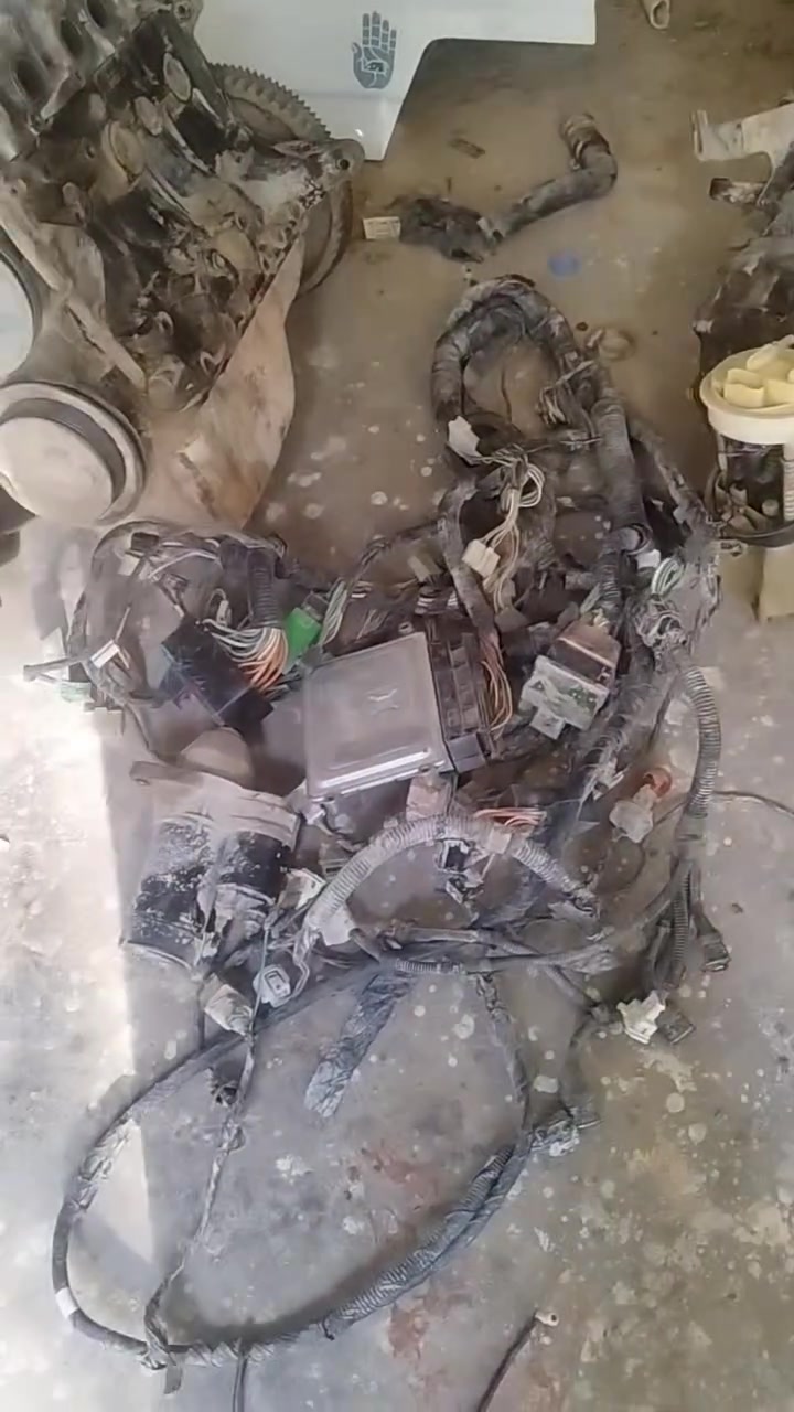 مكينه وكير سايبه مكفوله وضفيره وعقل وحداديه كامله موجوده بلبصره شراي يجي خاص *********** وغراض بيجو 405موجود

