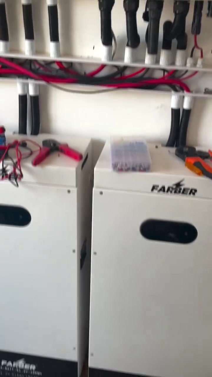تم بحمد الله تنفيذ منظومة طاقة شمسية متكاملة مكوّنة من 

🔋 3 بطاريات بسعة 16 كيلو لكل بطارية
⚡ 2 إنفيرتر حجم 8 كيلو من شركة FARBER / ASWAR
🔌 تجهيز أحمال 30 أمبير ليلي ونهاري

👷‍♂️ تم تنفيذ العمل بإشراف كادر هندسي مختص وفق أسس فنية تضمن كفاءة وأمان المنظومة 

ومن أعمالنا بمشاريع التي تضم :
✅ منظومات الطاقة الشمسية
✅ الأنظمة الأمنية وكاميرات المراقبة
✅ شبكات الإنترنت والاتصالات
✅ أنظمة الصوت والسنترالات
✅ أنظمة الـ Low Voltage
✅ الإعلانات وواجهات المجمعات والمولات

👷‍♂️ كادر هندسي وفني مختص بالتنفيذ والربط والتشغيل لمختلف أنواع المنظومات:
Hybrid | Off-Grid | On-Grid | Low Voltage | High Voltage

المهندس غيث – عين العراق
📞 ***********
