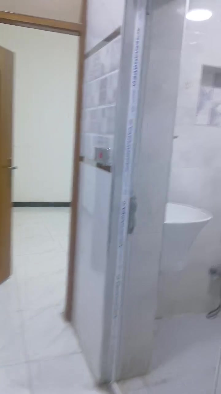 بيت للاجار طابق ارضي
١٠٠م غرفة نوم 
استقبال صحيات مطبخ 
قرب كلية الهادي 
***********
