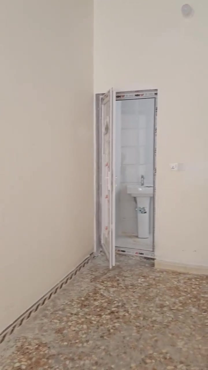 ياالله يوجد بيت شقه طابق ارضي اللايجار تكون غرفتين وصاله ومطبخ وخدمات زيرو سخان ماطور ايجاره 350 قفل موقع الدوره مقابيل الصحه قرب من الكليه كركامش الاستفسار ***********
