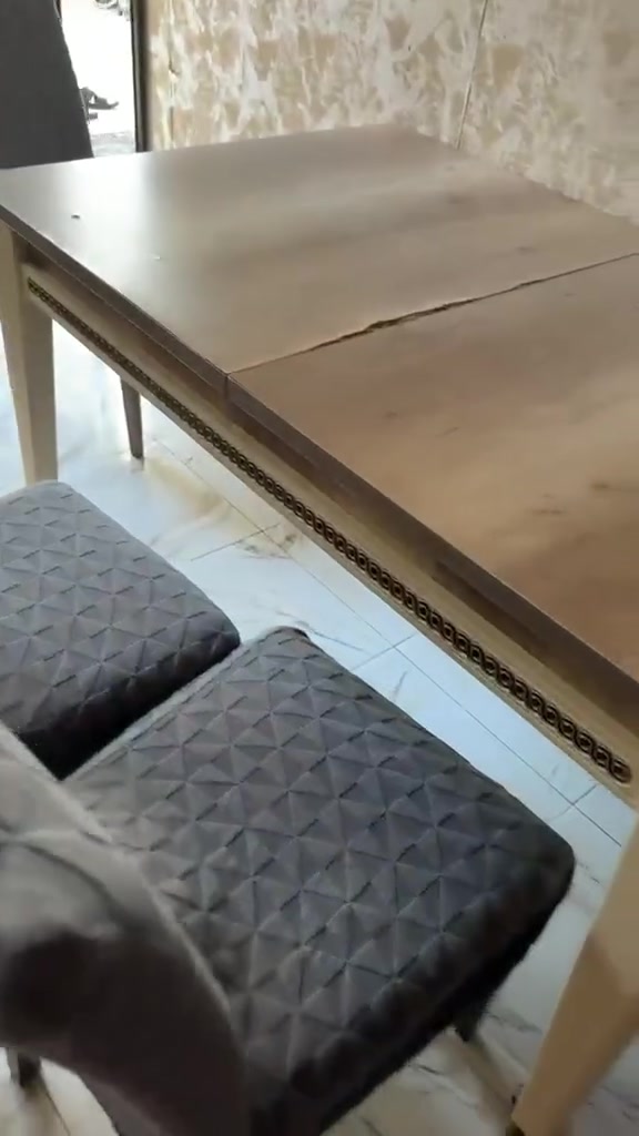 ميز طعام بي اضرار نفس مموضح بصوره سعره ٢٥ الف بي ٥ كراسي

