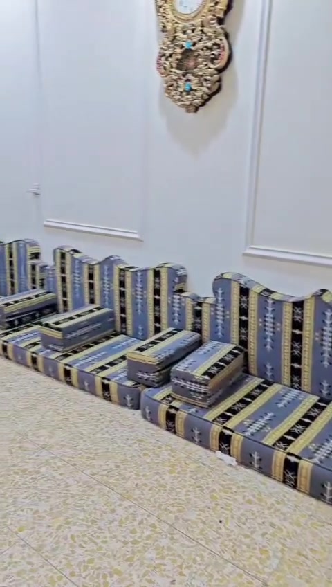 ديوان أرضي • ١٣ مقعد • للبيع