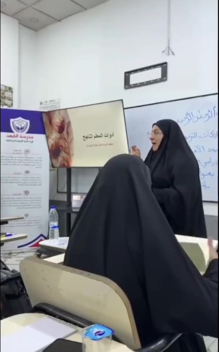 أدوات المعلم الناجح… استثمارٌ في مستقبل أبنائنا 🌟
في إطار حرص أكاديمية التنمية والتطوير على دعم التطوير المستمر وتعزيز كفاءة الكوادر التعليمية، انطلقت فعاليات الورش التدريبية للمعلمين، تحت عنوان «أدوات المعلم الناجح»، وسط أجواء مميزة من التفاعل والمشاركة وتبادل الخبرات.
ويأتي هذا البرنامج انطلاقًا من إيمان الأكاديمية بأن المعلم المتطور هو الركيزة الأساسية للعملية التعليمية الناجحة، وأن الاستثمار في مهاراته ومعارفه يمثل خطوة حقيقية نحو تطوير الممارسات التعليمية وتحقيق أفضل نواتج التعلم.
وشهدت الورش مشاركة فاعلة من المعلمين، ركزت على تطوير الأداء المهني، وتعزيز المهارات الصفية، وتوظيف الأدوات والاستراتيجيات التعليمية الحديثة بما يواكب متطلبات التعليم المعاصر.مع الورش التطبيقية.هدفها؟ ليس فقط أن تكتشف #الخطأ، بل أن تتعلّم كيف تصوّب طريقك، وتطوّر مهاراتك.
🌱 نؤمن أن صناعة جيل قادر على بناء المستقبل تبدأ من إعداد معلم واعٍ، متطور، ومؤمن برسالته.
أكاديمية التنمية والتطوير… نبني المعلم، لنرتقي بالتعليم.قدمت الورشة التدريبية الاستاذةالخبيرة في التنمية البشرية عبير الزين . بإدارة وإشراف الدكتورة المهندسة زينب ابو ذر ابو كلل.والاستاذ عمران محمد رضا عمران .بيئة تعليمية تصنع الفرق… والنجاح يبدأ بخطوتك الأولى. 💙قسم الاعلام والعلاقات *********** @أبرز المعجبين

