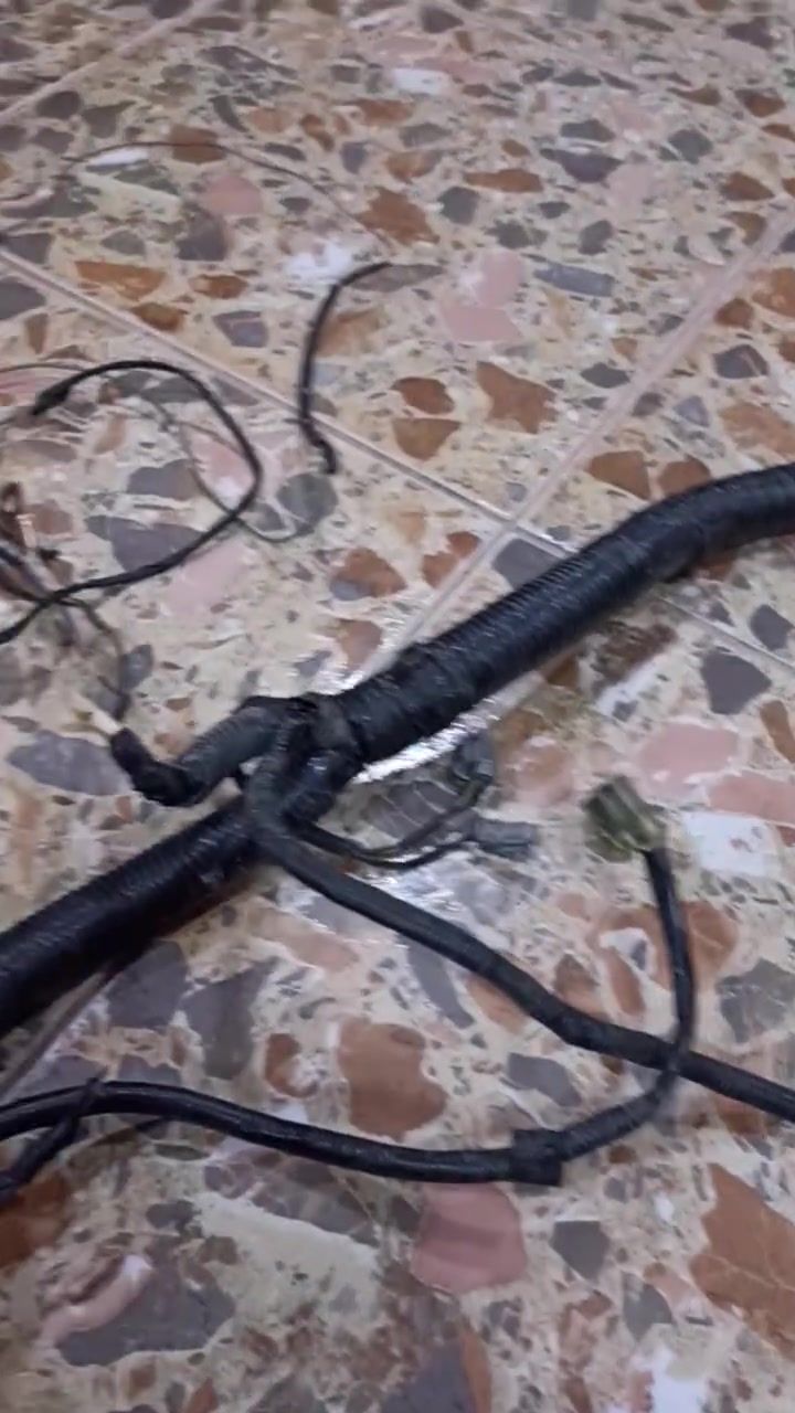 السلام عليكم 
 عندي ضفيره مكينه سني جديده محرك أسود 
وضفيرة وجه كاملة معه قاعدة الكتفات والفيوزات 
***********
