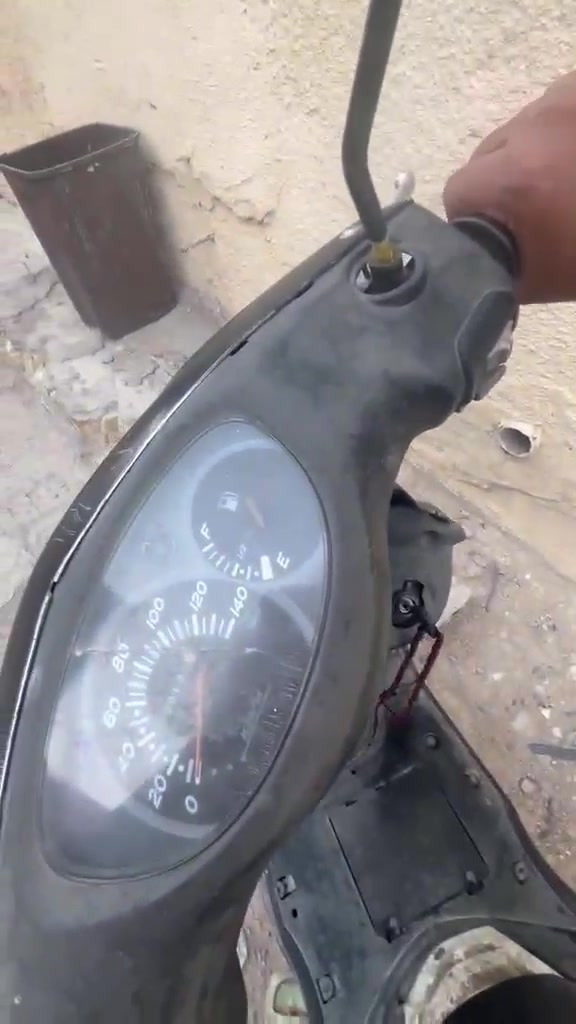 دراجه بريز دراجه شغاله تخبل  مكينتها تخبل بس كفراتها تعبانه سعرها400وبيها مجال للطيبين وهاذ رقمي*********** بي واتساب مكاني الحريه