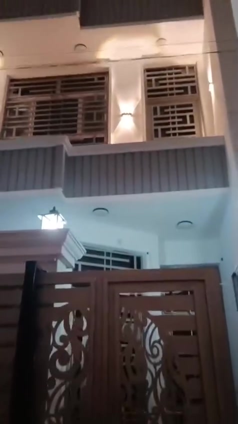 بيت للبيع ١٠٠ م بلاطارات طابقين جديد مامسكون ٣ غرف وكلشي موظح بلمقطع السعر كلهم 180 قفل مابي مجال للتواصل ***********
