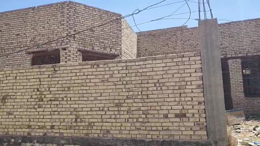 هكيل اللبيع المساحه ٤٠٠ متر قريه البو جاسم خلف حي الحضاره قرب أسواق الجود بناء غرفتين وصاله مطبخ واستقبال كراج سياره صاير على شارعين تصال على رقم *********** مكتب الكرعاوي
