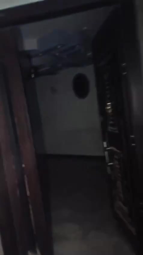 اتوفر بيت للأيجار بشرطه خلف شارع البريد مساحه150بي سبالت2طن عدد2وبي كاونتر يحتوي عل 4غرف+صاله+ستقبال+مطبخ+حمامات2 بيت جديد حيل الارضيه كرانيت الاستفسار واتساب ***********
