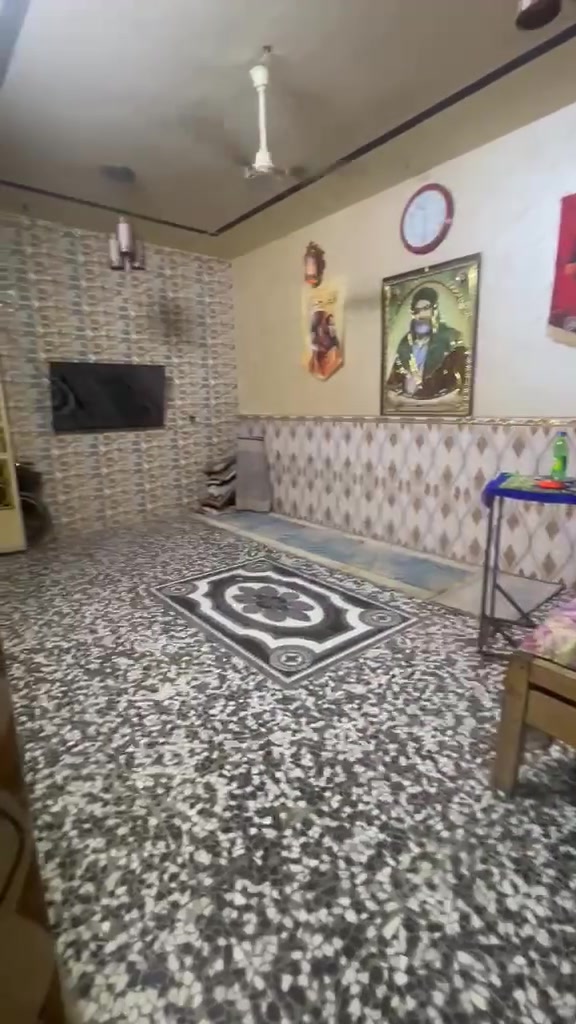 السلام عليكم بيت للبيع 
المساحه 110 م 
مدينه الصدر قطاع 19 
الطابق الأرضي 
غرفه خطار 6*4
صاله5*5
غرفه نوم 4*4 
مطبخ 4*4
صحيات داخليه 
صحيات خارجيه 
الطابق الأول 
غرفه نوم 5*4
غرفه نوم 5*4
غرفه نوم 4*4
صاله
صحيات 
‏‪***********‬‏
