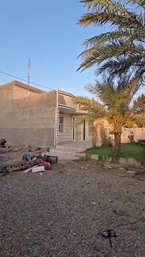 دارلبيع في حي ساره مساحه ٦٠٠ بيت مع قطعه أرض ثلاث غرف نوم وصاله واستقبال ومطبخ وحمام داخلي وخارجي وحديقه صفر مامسكون سنه البناء ٢٠٢١ رقم الهاتف ***********
