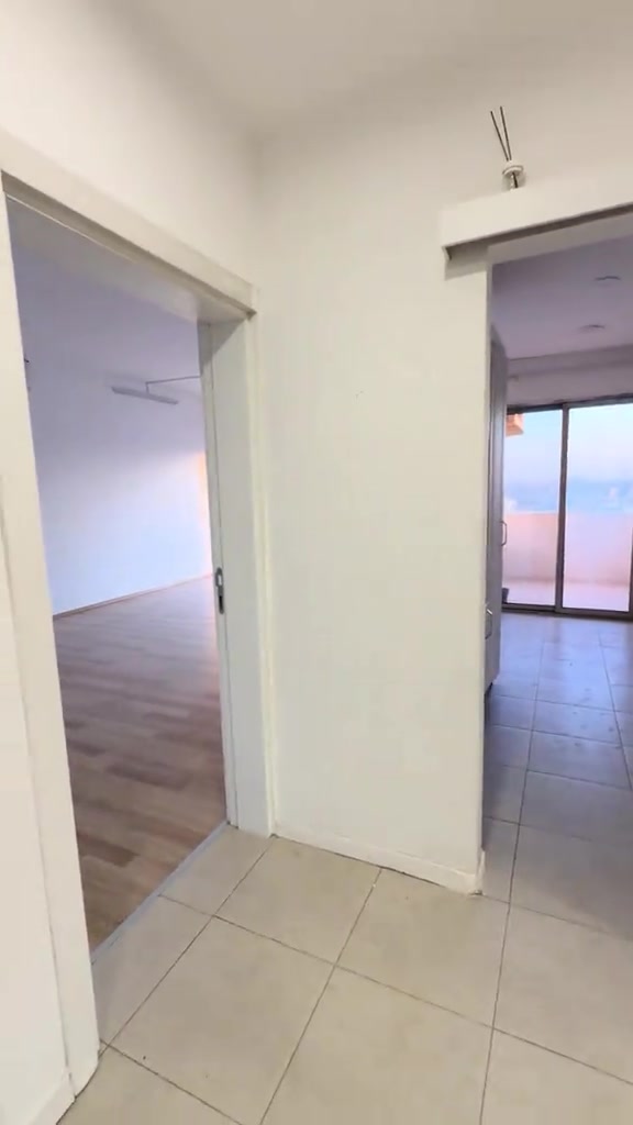 شقه للايجار في مجمع اليمامه السكني مساحه 129 متر تحتوي على غرفتين نوم واحده ماستر سويت وصاله كبيره جدا وصحيات عدد2 وغوفه لوندري روم ومطبخ مجهز بكاونترات وسبالت عدد3 للاستفسار *********** #مجمع_اليمامه_السكني #شقق_فاخرة #ايجار #عقارات_بغداد #video 
