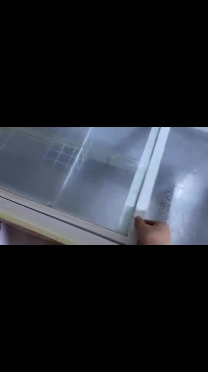 السلام عليكم مجمده للبيع جديده غراضها جديده ما شايفه التصليح غازها وغراصها مال شركه ما ابدل بيها شي السعر 200 بيها مجال العنوان البصره معقل السكك
