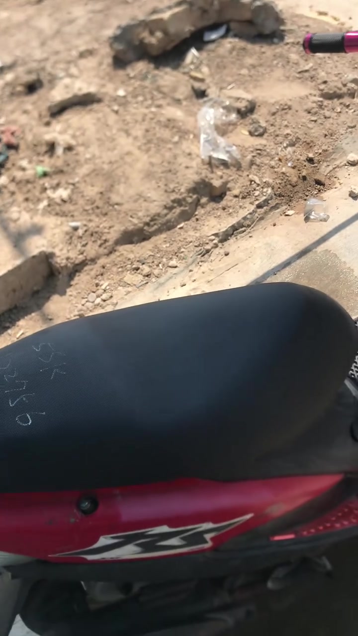 السلام عليكم دراجه ماكس عدله كفرات بلادي مختمه ويه المكينه صالنصه بلادي ويل بلادي بس عندك الكفرات تعبانه الدراجه نشطه اوراق موجوده السعر ٦٠٠ وبيها مجال الرقم *********** مراوس ب ايراني عادي

