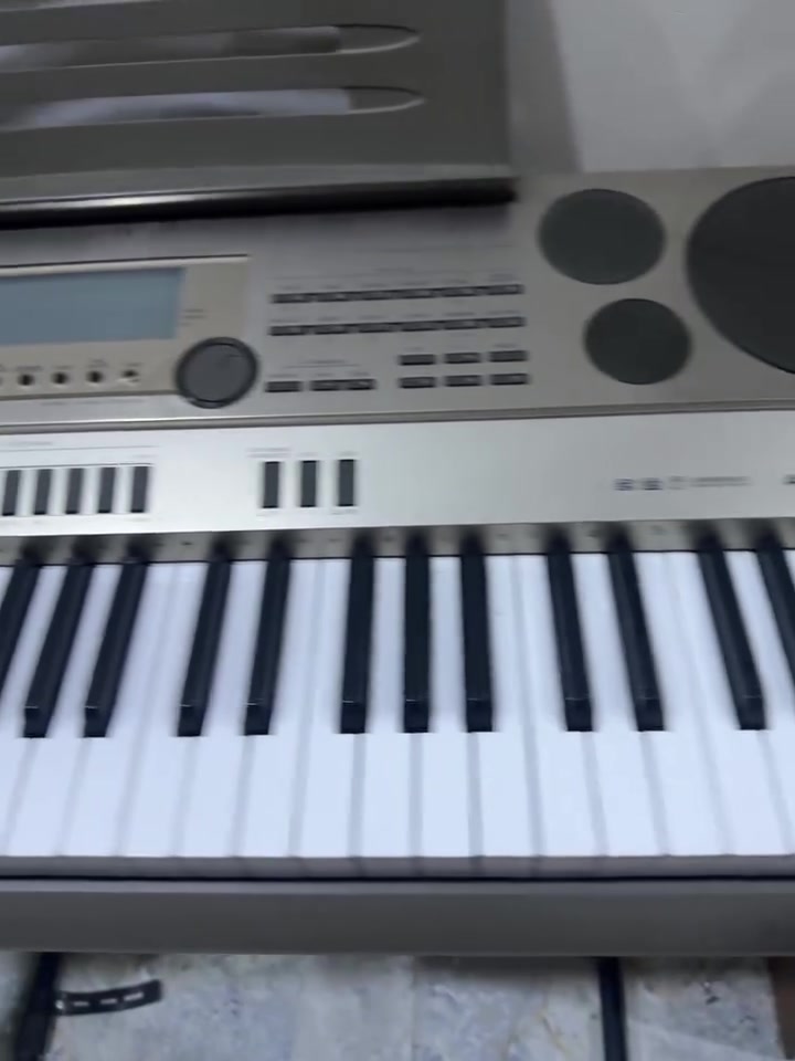 ‏سلام عليكم جهاز للبيع كاسيو أورينتال AT-3 (Casio AT
‏جهاز غني عن تعريف جهاز مواصفات هواي يحتوي على أكثر من 800 صوت وأكثر من 250 إيقاع كلهن عربي وشرق وغربية أو جهاز تعليمي مميز وبي ميزة تشغيل الهاتف عليه يعني تكدر تربط التلفون علي وتعزف طبيعي عن طريق كيبل 
نضافة 100‎%‎ كفالة
جهاز اجاني هدية تعلم بي بس مجال مكاو 
الي ينطي سعر بي زين ابيع 
وياه ستاند مالته وياة شاحنه اصلية 
مكاني بغداد الزعفرانية  رقم هاتف واتساب ***********
