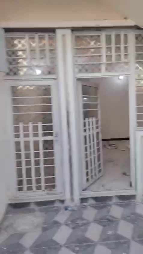يتوفر مشتمل للأجار مساحة  ١١٠ متر طابق ارضى وطابق الاول  تاجر باقي الأرضي  معزولات كل بيت وحيد وكل باب وحيد   يحتوي على غرفة نوم وحدة كبيرة  واستقبال ومطبخ وهول داخلي كبير  وصحيات  بناء جديد تستلمة من المقاول كبل حول غراضك كامل من كلشي عنوان هورجب قرب المستوصف بشارع فاروق المصور  اول بيت ع اليمنة صاير وقريب من شارع العام يبعد عن مدرسة البنات ١٠٠ متر
اجارة مناسب من حيث الموقع
 للاستفسار الاتصال على الرقم ***********
