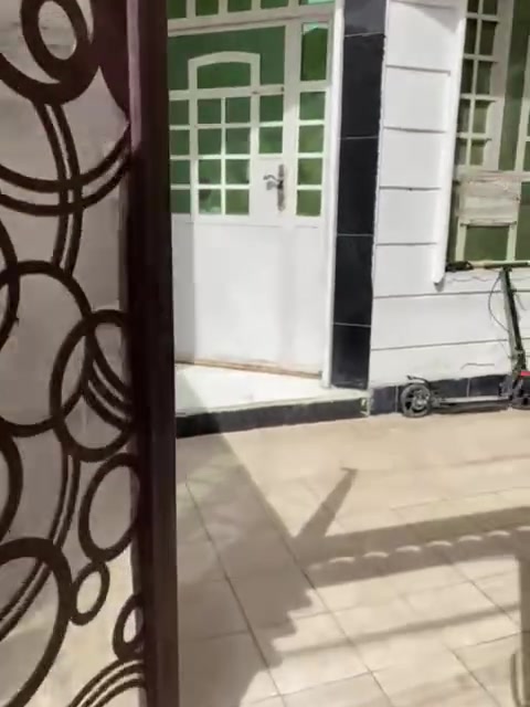 سلام عليكم 
بيت في البلديات ال UN قريب على شارع ٣٠
 المساحة ١٠٠ م ٥*٢٠ التواصل على الرقم *********** واتساب فقط
