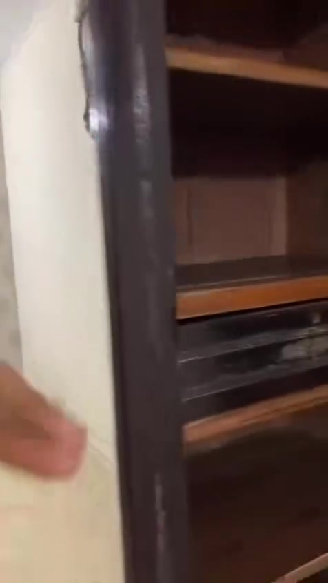 السلام عليكم 
كنتور هندي كنتور أنتيكا عمره 90سنة بابتين مع جرارتين خارجيات مع وجود قاصة داخلية مع تاج كبير نضيف مابي ضرر للاستفسار الاتصال على الرقم 
***********
