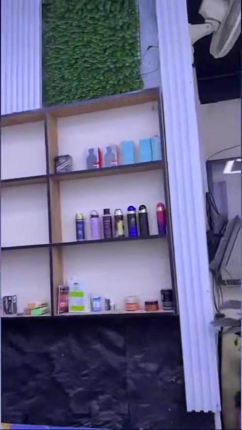 مرايات +ميز كاشير +رف تعليق بلجدار  +جراراة+ثلاجة صغيرة للبيع +انارة سقفية ***********/
