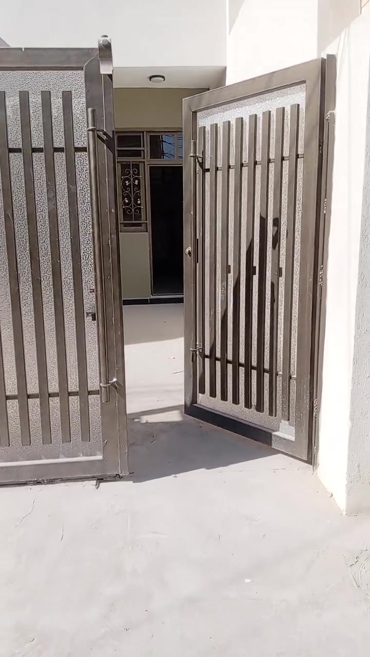 السلام عليكم للبيع بيت ٢٠٠م طابق ونص السريدات الجديده المربع الثالث خدمات كامله بسعر مناسب للأستفسار *********** ملاحضه يتوفر قطع اراضي ودور كافه المساحات السريدات الجديده بأسعار مناسبة

