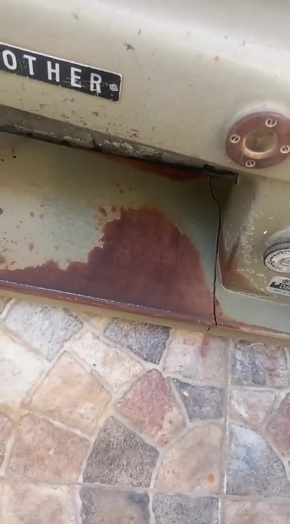 مكينة برذر قديم موطور شغال وياها ميزها بس بيها كسر من النص  نضيفه جدا
السعر 75 للشراي للاستفسار الاتصال على رقم *********** حله ابو خستاوي
