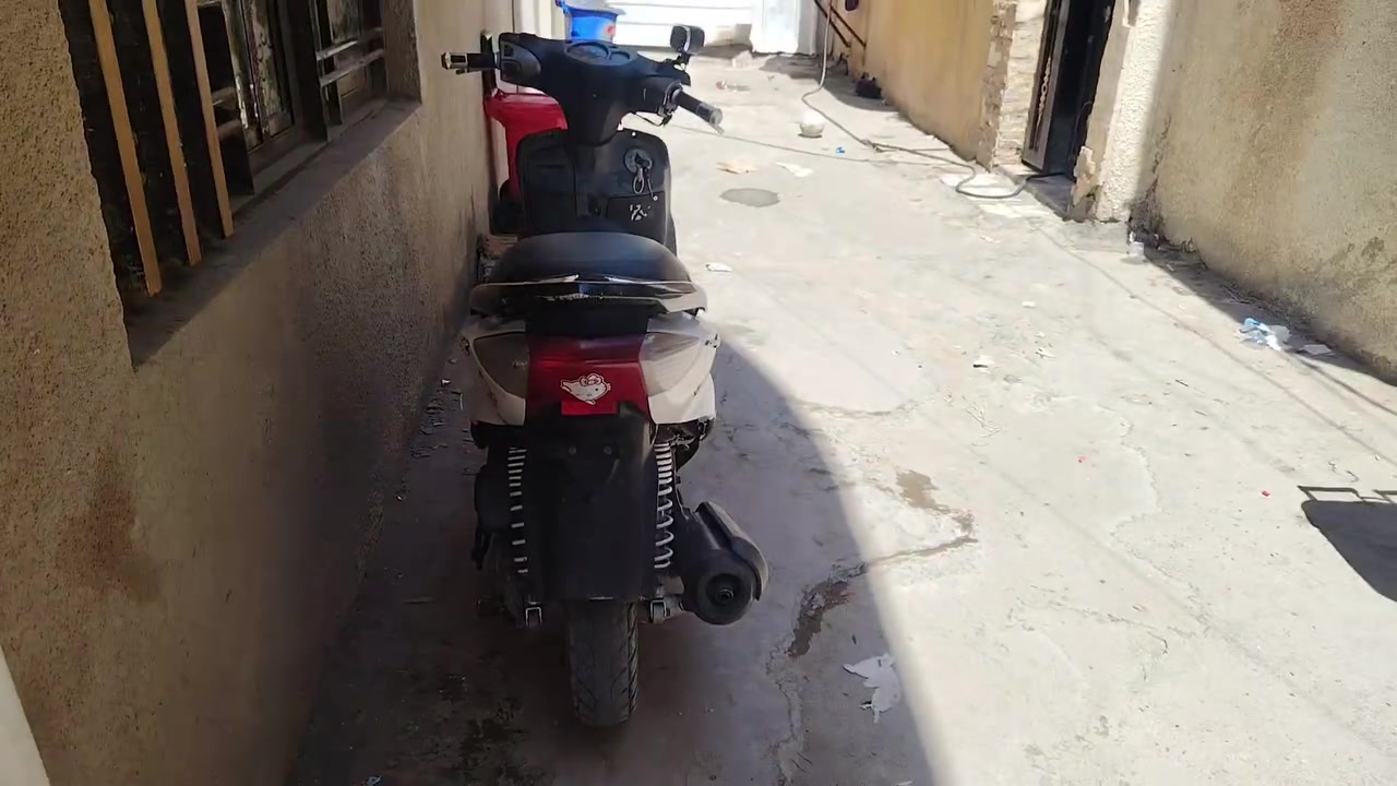سلام عليكم سكنس نثية للبيع يرادله كابريتر طافية دراجه كلوب أمامي هية و لأشاير و أوراقها موجودات و قايش و سكليتر و بنز جدد كهرائيات شغاله  ممفتوحه لا تبخيل ولا تنقيص دراجه طافية يرادلها كابريتر بـ200 بيها مجال مكاني الكريعات وتساب ***********
