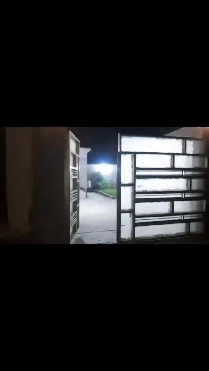 سلام وعليكم بيت البيع مساحته 275متر بنيان 175 متر ول باقي كراج وحديقه اول ما تدخل مجموعه مال حمامات ومطبخ وستقبال وبي غرفتين نوم ومجموعه حمامات داخل بيت ستاره وبيتونه بيت جديد صار تلث أشهر من كاعدين بي ونضيف كلش يعني ذا تشتري كبل جيب غراضك وكعد بنيان حديث مكان لبيت بغداد الراشديه قرب المراسمه راح خلي رقم والدي اي استفسار اتصال بل رقم.   ***********
السعر يم الوالد
