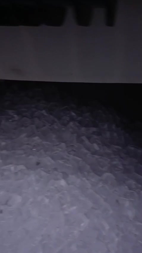 ماكينة صانعة ثلج تجارية (Commercial Ice Machine)
​الحالة: شغال وبحالة ممتازة وجاهز للعمل.
​المواصفات: هيكل ستانلس ستيل ستيل متين، حوض تخزين سفلي كبير، وقدرة إنتاج عالية للعمل الشاق.
​الاستخدام: مثالية للمطاعم، الكافيهات، والمطابخ المركزية.
​
هلا عمي، تگدر تذكرلنا الموديل/البراند بالضبط وشكد إنتاجها باليوم تقريباً (مثلاً 300، 500، 600 كيلو)؟: 
250k امريكيا
وين موقع الماكنة حالياً بالمحافظة/المنطقة؟ وهل اكو توصيل لو الاستلام بس من المكان؟: 
بغداد فقط استلام
هل بيها أي ملاحظة أو عطل خفيف مثل تسريب، ضعف تبريد، صوت، أو تحتاج تنظيف/صيانة قبل الشغل؟: 
نظيفة جدا
هل تريدها تنباع وية التجربة والفحص قبل الشراء، لو جاهزة تسليم مباشر؟: 
تكدر تفحصها
شنو آخر سعر إلك وهل السعر قابل للمساومة؟: 
نعم بيها مجال
