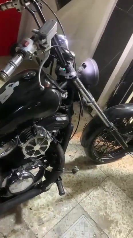 السلام عليكم 
عندي honda steed 
/ هوندا ستد 400 cc 
للبيع بسعر ٨٥٠ الف 
مكاني بغداد حي الخضراء اللي مقابيل العامرية 

الدراجة اشتريتهة البارحة ودابيعهة اليوم 
لسببين 
الاول الصوت عالي واني بمنطقة هادءة والجوارين اشتكولي متوقعت الصوت عالي لهالدرجة 

الثاني 
اني بحياتي مسايق ماطور غير الكهربائي وماعرف بالمواطير العادية وتعال بدل كير والزم كليج وبطى هنا ودوس هنا متفيدني بشغلي اروح بيهة للشغل واجي 

الدراجة مابيهة اي مشاكل لا محرك ولا زيت ولا بيهة دخان بالصلنصة ولا بيهة زنجار ماشية وعلى حسب الاصول 

شنو اللي مابيهة ؟ 
: اي اوراق مانطاني صاحبهة 
اللايت الامامي الجبير ممربوط اكو لايت لاخ بداله شغال 
البريك الامامي ممربوط 
الكشن والجامرلغ الخلفي يرادلهن تبديل 

هاي الدراجة وصورتهة وفديوهة وتفاصيلهة ونقوصاتهة وسعرهة 
وهذا رقمي ***********
