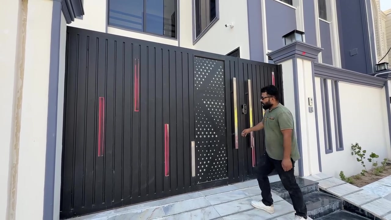 السلام عليكم تنفيذ باب خارجي سلايت حديد مُغلون 2 ملم بالاضافة الى تطعيم بوري شخاطة كروم ***********
