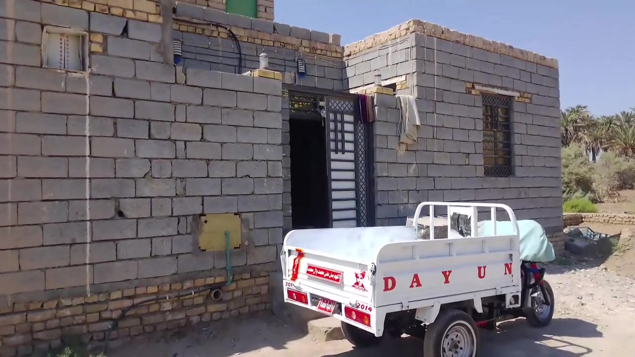 السلام عليكم
بيت البيع بناء جديد 

اللتفاصيل بالفيديو

المساحه 100متر 

يتكون من دونيه 

وغرفه وصاله ومطبخ 

وبيتونه جبيره 

ومنور وحمام داخلي 

وحمام خارجي 

المكان ناصريه مركز مقابل حي الصناعي  قرية البعلوان 

ماي كهرباء   جاهز وبيه وصل تطويب  

الانتصال عل رقم الهاتف 

***********
