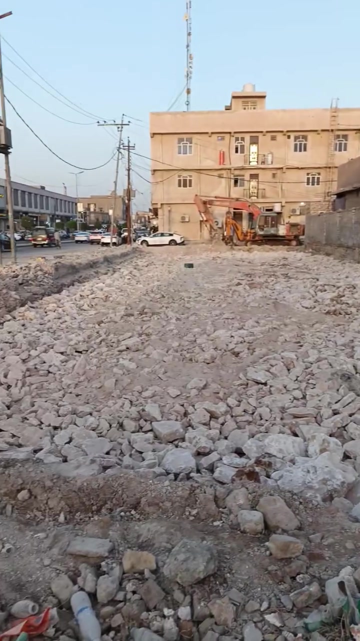 ⭕ . دار للبيع . منطقة حي الصدر. مجاور التجاري.  ثاني عقار عن سايدين النادي الرياضي 
▪️ المساحة  235 متر 
بناء ٢٠١٤.  يتكون من غرفتين  صالة  إستقبال 
 مطبخ صحيات  حديقة صغيرة. كراج
▪️موقع جميل بالإمكان استغلاله لمشروع تجاري لقربه من الشارع العام 
 السماوة  . حي الصدر. مقابل النادي الرياضي 
***********
