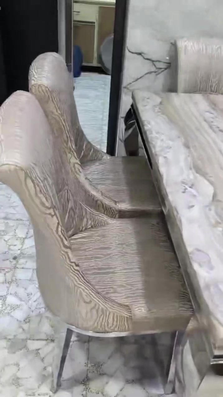 ميز طعام 6 كراسي مرمر اصلي وقاعدة ستيل 100%  ماخذينها ب 850 ومامستعملة ابد سبب البيع مكان ماكو

للبيع ب 650 وبيهه مجال بسيط 

للأستفسار خاص 
او اتصل ***********
