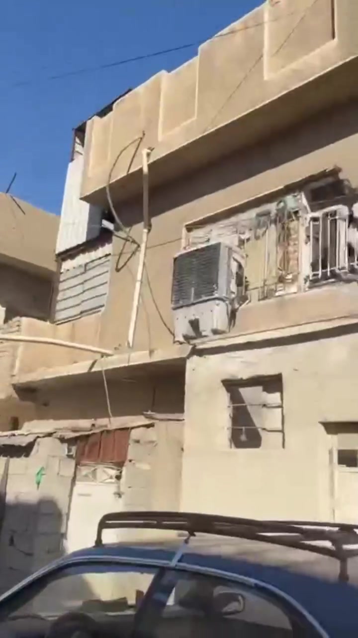 بيت للبيع مساحه ١٠٤العنوان مدينه الصدر قطاع ٨طابقين مسلح يحتوي على غرفتين  استقبال ملحقات الطابق الثاني غرفتين ملحقاته سعر 225 الاستفسار على الرقم ***********
