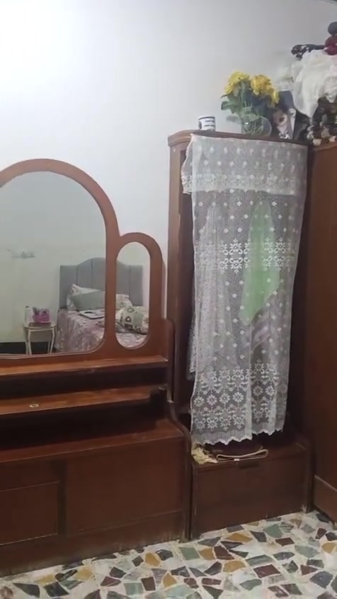 غرفه خمسه ابواب للبيع داخل خارج صاج مستعمل  مع الدوشكك  السعر ٣٥٠ بيها مجال مكاني سهل نينوى بعشيقة قريه الافاضليه ***********
