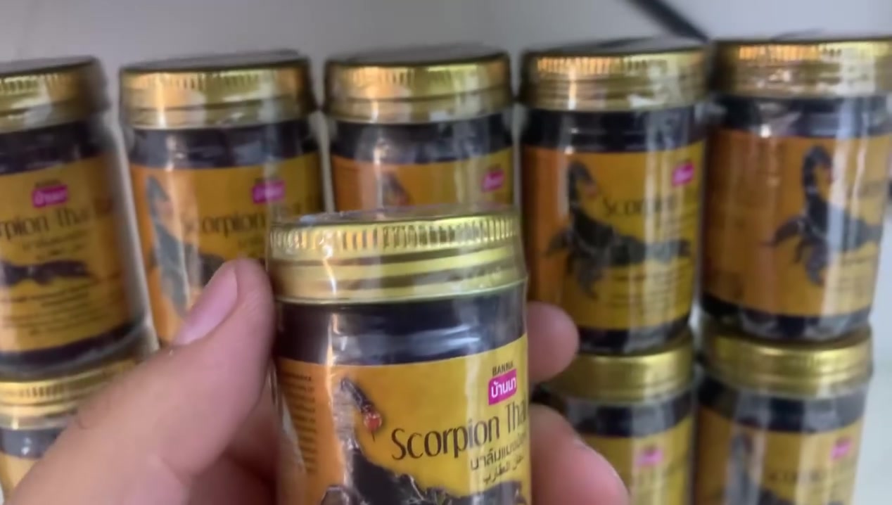 دهن العقرب التايلندي 🦂
1️⃣ يعمل على اسراع عملية مطابقة العظام في الكسور
2️⃣ التهاب المفاصل وألم الضهر والروماتيز وعرق النسا
3️⃣ يقوي العظام في هشاشة العضام 
4️⃣ بلسم فعال للدغات الحشرات كما انهُ يخفف من الألم وتورم 
*️⃣ يسخدم بطريقة التدليك مرتين او ثلاث مرات على المنطقه المصابة 
للحجز والاستفسار يرجى مراسلتنا على خاص
 او واتساب ***********
#عالم_الاعشاب_الطبيعية
