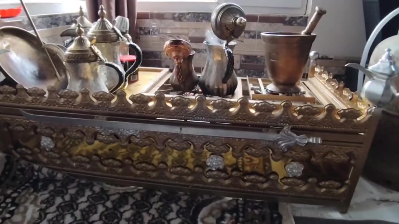 منقلة حديد بيها طباخ غاز وهيتر كهرباء ودلال نحاس للبيع للاستفسار الاتصال على الرقم ***********
