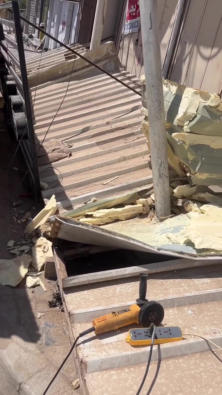 للبيع
سقيفة محلات 
حلة شارع ٦٠ 
موبايل ***********
