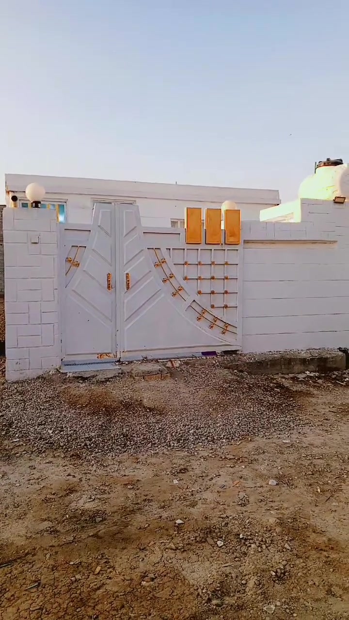 اللهم صل على محمد وال محمد 
بسم الله وعلى بركه الله 
 بيت للبيع في السياسيين الزراعي على شارع الحولي يبعد عن التبليط 50 متر البيت مساحته 120 متر طابوا زراعي سنه 25 البيت كامل مكمل سيراميك بورسلين ارضيه بناء درجه اولى صحيات داخليه و الخارجيه 
منظومه ماء داخليه وخارجيه البيت كامل مكمل وجاهز للسكن بسعر جدا مناسب وهذا فيديو كامل للبيت شارح بيه كل شيء بناء يحتوي على غرفه نوم وصاله ومطبخ واستقبال ومنور وصحيات الداخليه وخارجيه وطرمه وحديقه 
رقمي ***********
