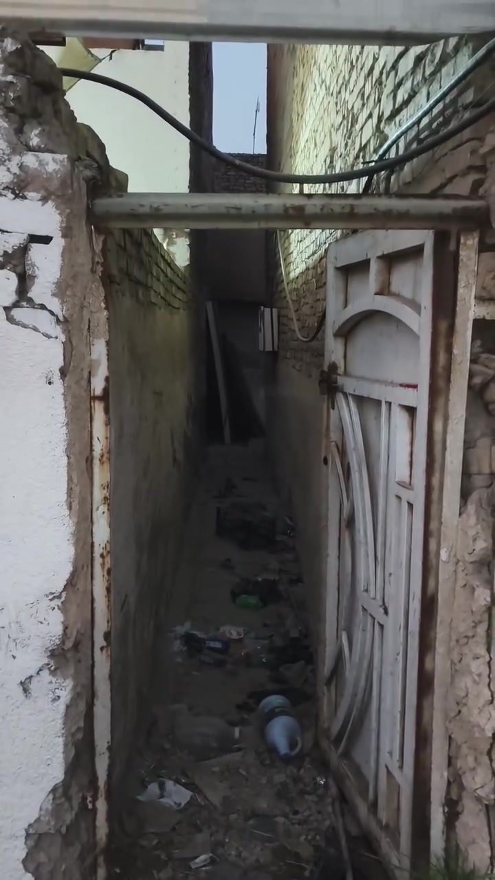 عروض حازم العمشاني للعقار للبيع
نص قطعه خلفيه مو قع حلو على عرع عريض 

مكان مدينة الصدر قطاع 33

يتكون من ستقبال ومطبخ وصاله وغرفه نوم وحمام وتواليت

ترهم ترميم أو تفليش 

سعر 70وبي مجال رقم 

***********مراجعت مكتب حازم العمشاني للعقار وهلن وسهلن بكم
