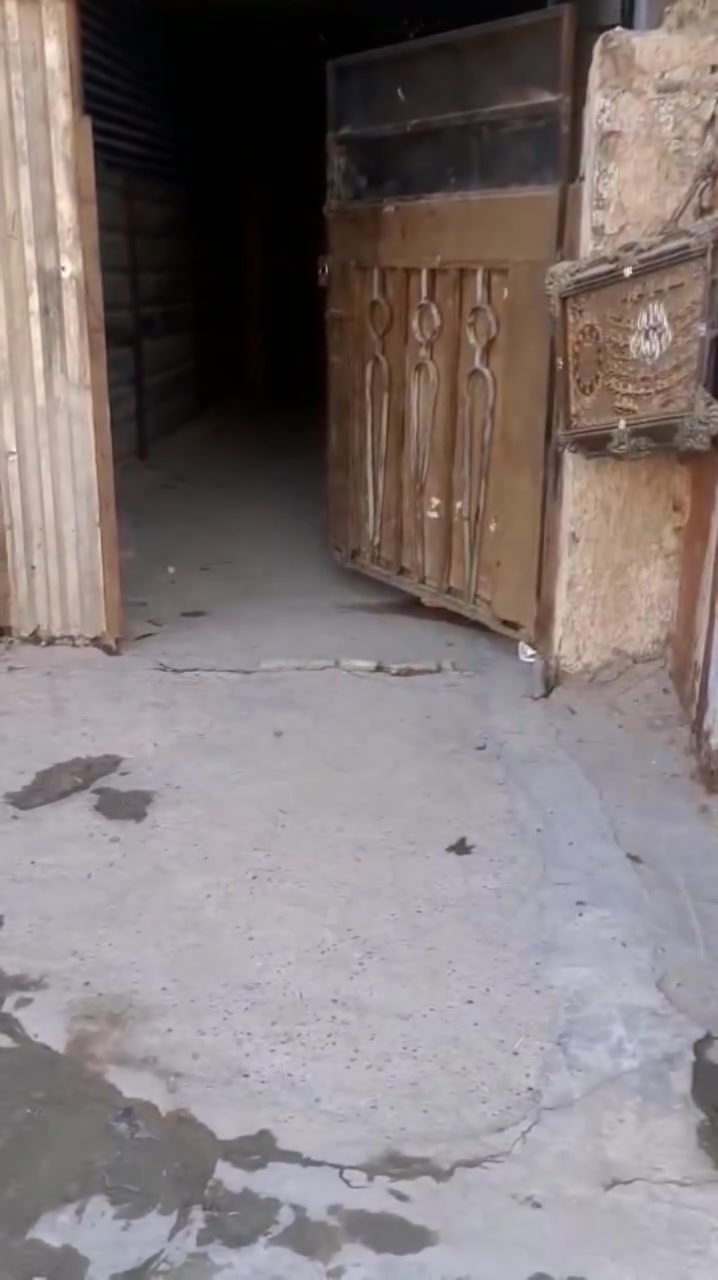 مشتمل للايجار طابق ارضي معزول من كل النواحي باب مستقل ممر طويل صاله كبيره ومطبخ بالحولي وخدمات وغرفة نوم صغيره البيت جاهز للسكن مباشره بشارع أفران صمون الساعدي البيت بناء الثمانينات نظافته ٧٥ بالميه ايجاره بدون دلاليه ولا وسيط 350 الف  للاتصال *********** و *********** وكلشي موضح عنه بالفيديو
