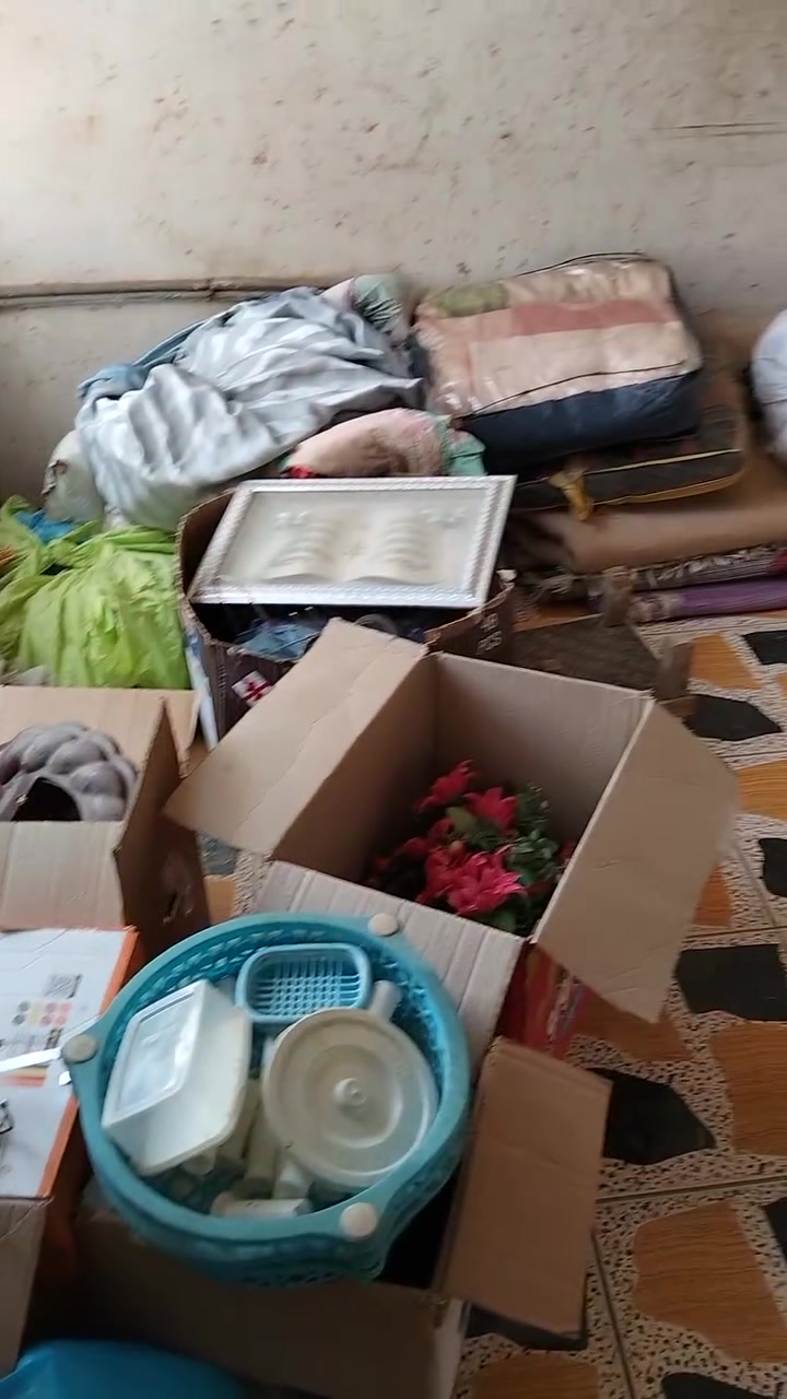 السلام عليكم غراض بيت للبيع نضيفات وزينات كل ضرر مابيهن الزاوية 25 الف والمولد 150 وبيهن مجال والباقي كلشي وسعره جمله ومفرد العنوان بلدروز الحي العسكري خلف روضة ضي القمر كلشي للبيع جمله ومفرد ***********
