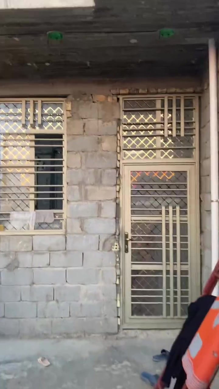 السلام عليكم
دار للبيع مساحة البيت 200 متر  طابو زراعي سند 25 بي ورقة من البلدية الموقع حي الخضراء خدمات كامل مي مجاري تبليط انارة  البيت نقص بورك واجهة وسيراميك الصحيات والمطبخ يحتوي الدار علي غرفتين نوم وحدة نظام سويت  ومطبخ واستقبال وترك ومنور وحمامين ومنزع وصحيات خارجية

اللاستفسار الاتصال ع   ***********
