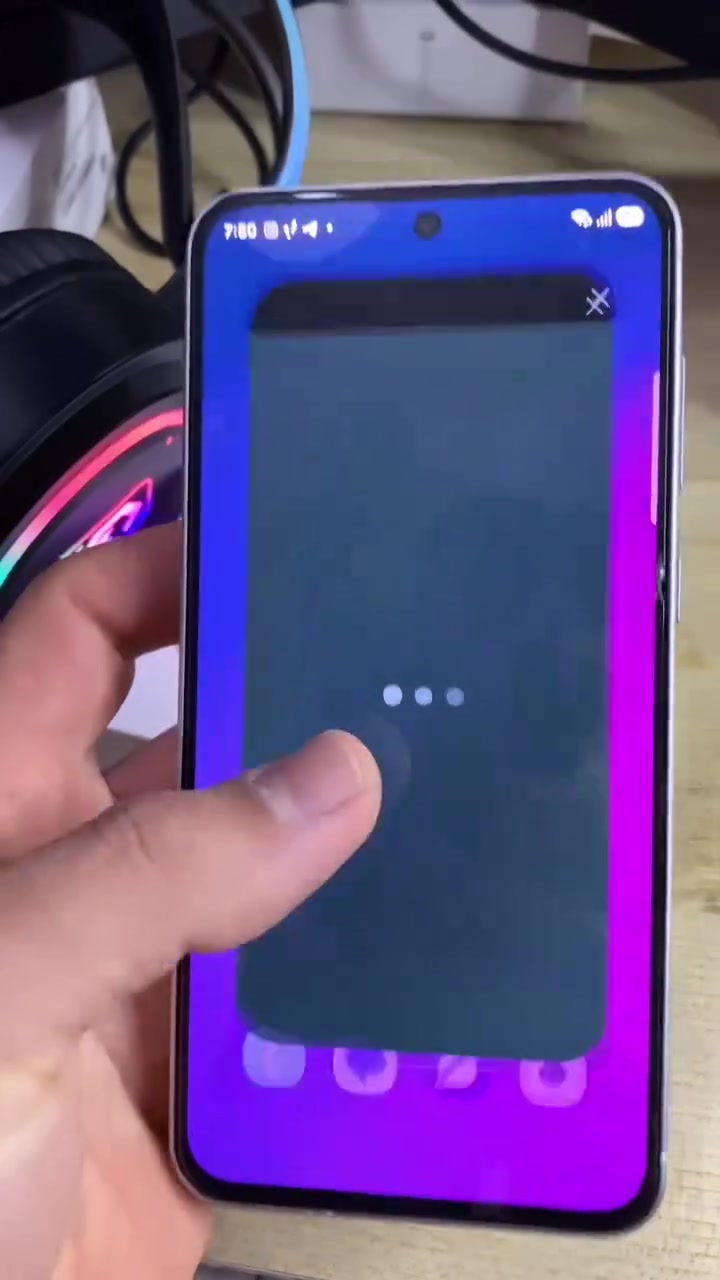 للبيع: Samsung Galaxy A56 (اخو الجديد) –
استخدام منزلي يعني لا لاعبين بي ببجي و لا استخدام ثقيل
رام 12GB وذاكرة 256
، للي يدور جهاز راقي، نظيف، وبأداء قوي.. للبيع جهاز سامسونج A56 بحالة الوكالة:
 النظافة: . تكدر تشوف وجهك بيه من كد ما نظيف 
 نوع الاستخدام: استخدام منزلي خفيف جداً 
 الضمان: الجهاز شدّ شركة وما داخل تصليح نهائياً، برغي ما ملعوب بيه واخت الجديد بالضبط.
 الملحقات: يجي ويا كرتونه الأصلي كامل و كيبله

 أبرز نقاط القوة ومميزات الجهاز:
 أداء طيارة (RAM 12GB): سعة رام عملاقة تضمن لك سرعة وسلاسة عالية جداً بالتنقل بين التطبيقات والألعاب بدون أي تقطيع أو لاك.

 شاشة خرافية (Super AMOLED 120Hz): ألوان حقيقية وسطوع ممتاز حتى تحت شمس الظهر، مع سلاسة فائقة بالتصفح.

 كاميرات احترافية مع تثبيت بصري (OIS): تصوير نقي جداً بالفيديو والصور الثابتة بدون اهتزاز، خصوصاً باللقطات الليلية.
{شخصيا بـحثت عن جميع الاجهزة الي بـفئته السعرية ولكيته هو يحمل افضل كاميرا}

 بطارية ضخمة وتطوّل (5000mAh): تكفيك يوم كامل واستخدام ثقيل وراحتك بالعمل والتصفح مع دعم الشحن السريع.

 مقاومة للماء والأتربة (IP67): حماية عالية للجهاز تعفيك عن الخوف من السوائل أو الغبار.
 فرصة ما تتعوّض للي يدور جهاز نظيف وراحة بال.. الجهاز اخت الجديد وما يتفوّت!

السعر : 500
علما ان الجديد سعره 650+
للتواصل: ***********
