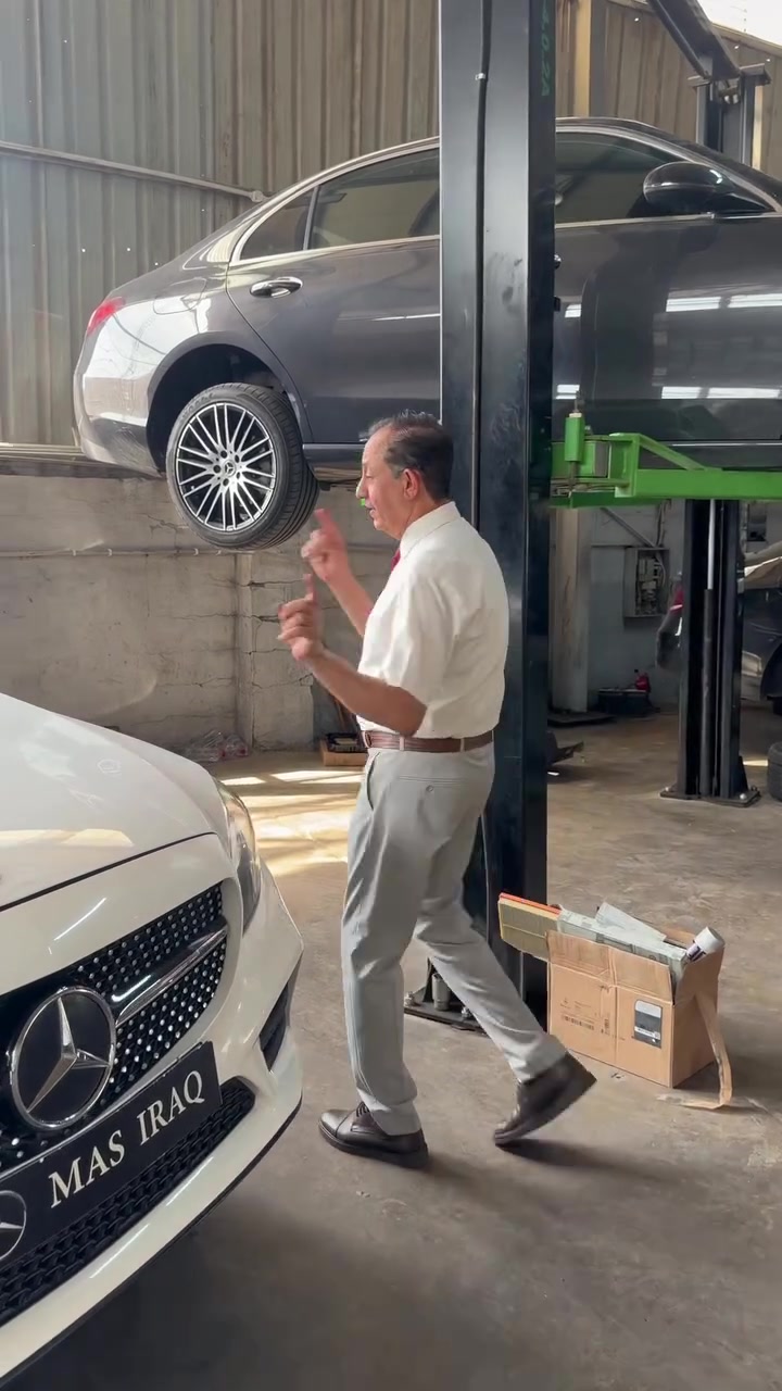C300 بالتعليق الخلفي (Rear Suspension)، والسبب هو تلف ممتص الصدمات (Shock Absorber). الحل دائماً باستخدام قطع غيار مرسية أصلية لضمان أعلى مستويات الأمان والراحة أثناء القيادة.

نص مكتوب في الصور:
- ال C300 فقدت هدوءها!
- C300 Lost Its Silence!