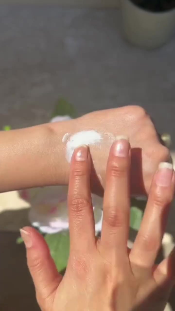 مو مجرد واقي شمس، هذا درع حماية كامل:
☀️ حماية واسعة Broad Spectrum SPF 70 من UVA المسببة للشيخوخة و UVB
🧴 تركيبة Oil-Free يعني صفر لمعة و صفر حبوب - يناسب الدهنية والمختلطة 100%
💧 مقاوم للماء والعرق 
🛡️ بتقنية Helioplex يحمي البشرة بعمق 6 طبقات
🚫 خالي من الـ Oxybenzone

#اكسبلور #العراق #كوزمتك_روز_بيوتي #بغداد #الكوت
